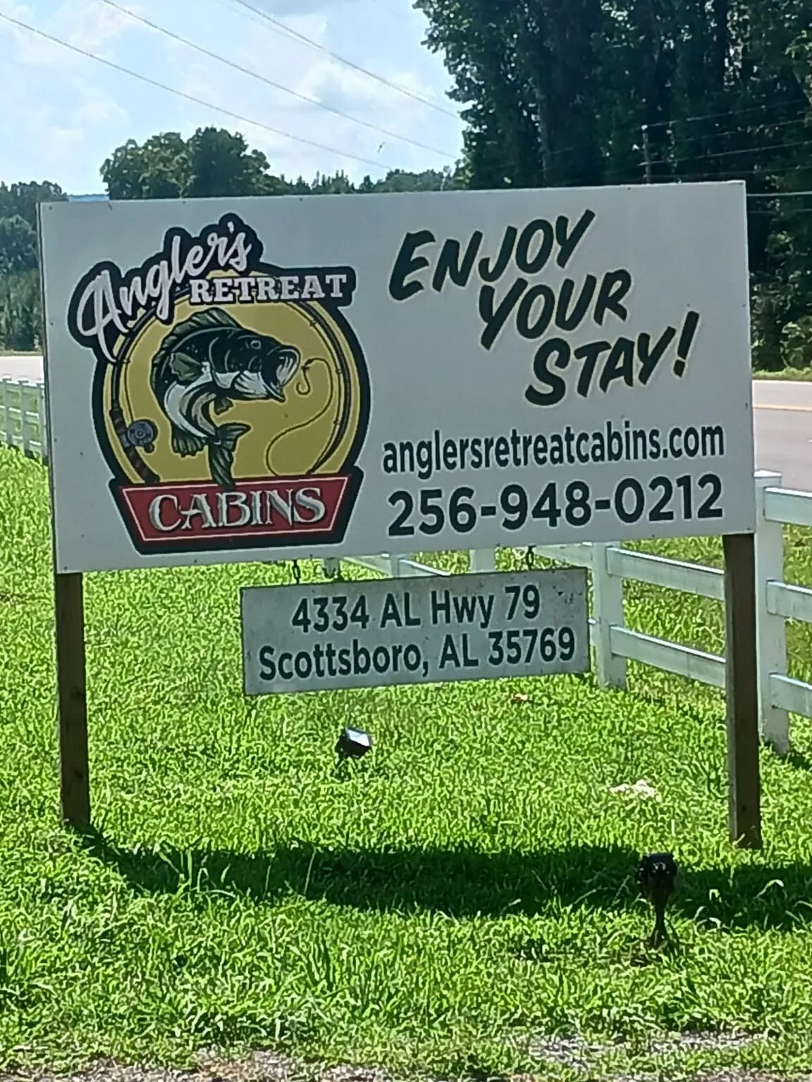 Angler’s Retreat Cabins sign in Scottsboro